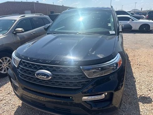 Used 2022 Ford Explorer XLT w/ Equipment Group 202A AWD/4WD image 2