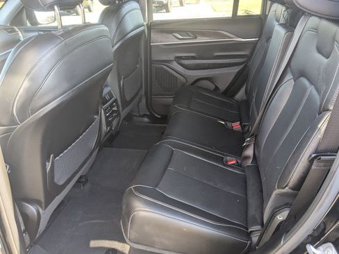 Used 2023 Jeep Grand Cherokee Limited w/ Luxury Tech Group II AWD/4WD image 31