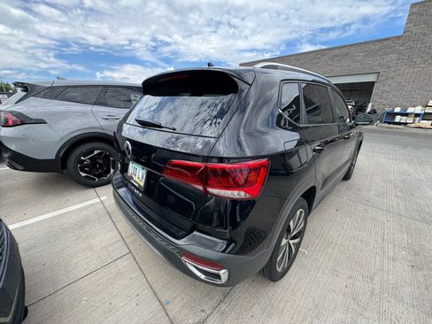 Used 2022 Volkswagen Taos SE FWD image 4