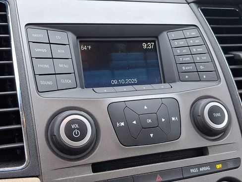 Used 2017 Ford Taurus SE image 17