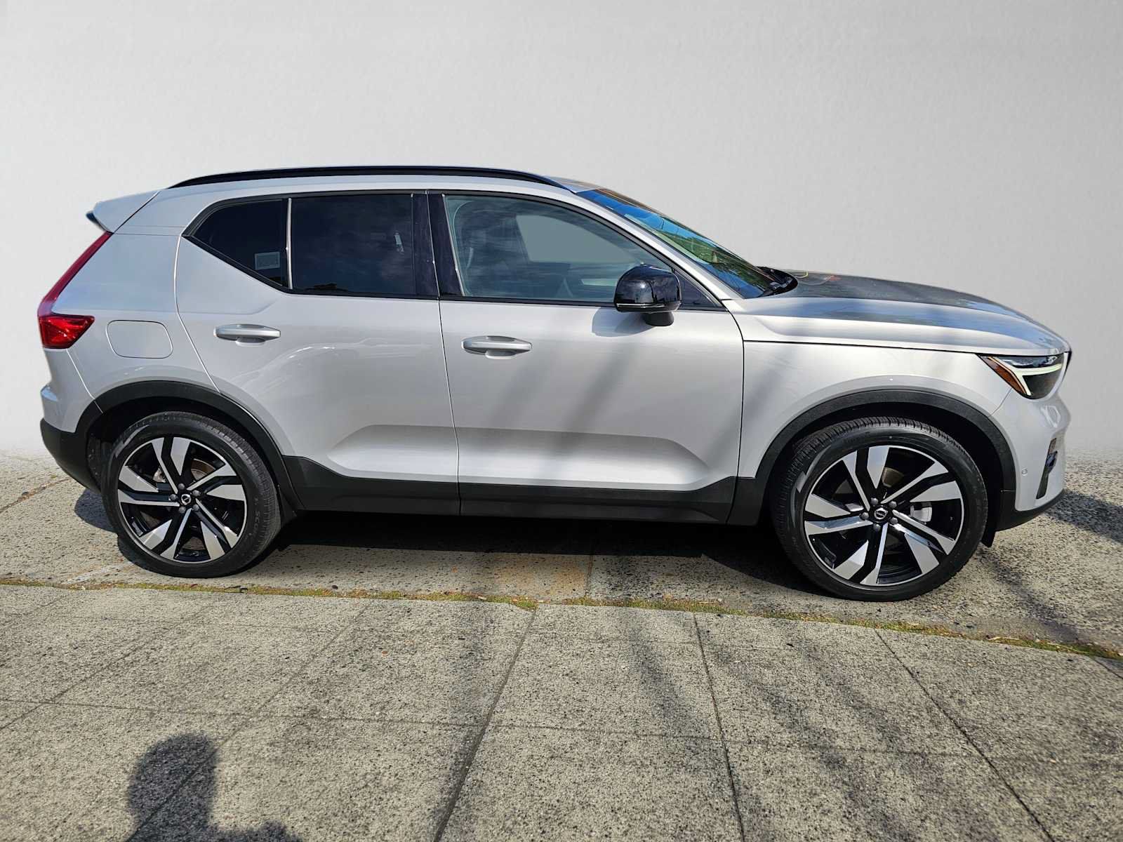 Used 2023 Volvo XC40 B5 Ultimate w/ Protection Package Premier AWD/4WD image 2