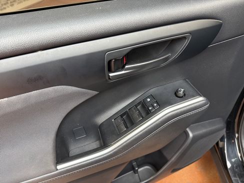 Used 2021 Toyota Highlander LE image 22