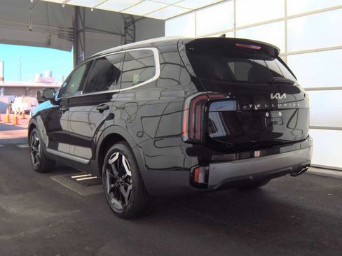 Used 2025 Kia Telluride EX w/ EX Captain's Chair Package FWD image 5