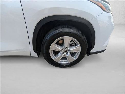 Used 2022 Toyota Highlander LE image 20