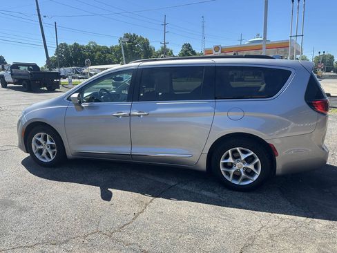 Used 2017 Chrysler Pacifica Touring-L w/ Tire & Wheel Group FWD image 7
