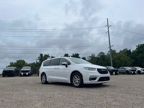 Used 2023 Chrysler Pacifica Touring-L FWD image 11