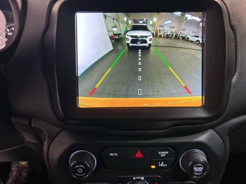 Used 2023 Jeep Renegade Latitude AWD/4WD image 5