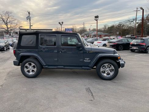Used 2017 Jeep Wrangler Unlimited Sahara w/ Connectivity Group AWD/4WD image 5