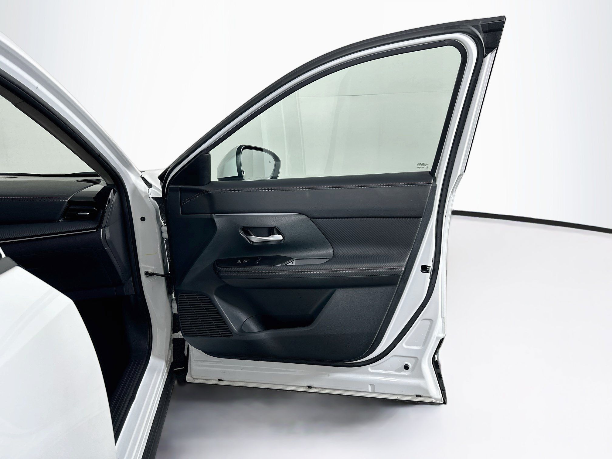 Used 2025 Nissan Kicks SR FWD image 30