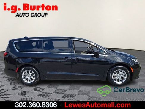 Used 2023 Chrysler Pacifica Touring-L FWD image 7