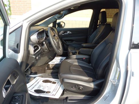 Used 2026 Chrysler Pacifica Select FWD image 20