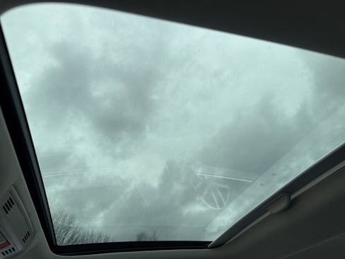 Certified 2025 Volkswagen Jetta SE w/ Sunroof Package image 15