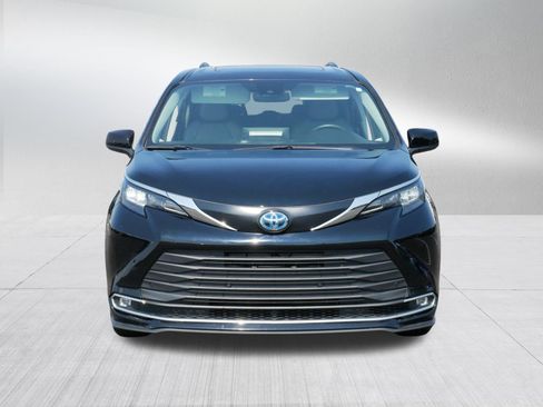 Used 2024 Toyota Sienna XLE FWD image 2