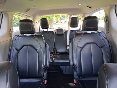 Used 2024 Chrysler Pacifica Touring-L FWD image 18