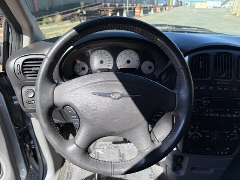 Used 2006 Chrysler Town & Country Touring image 49