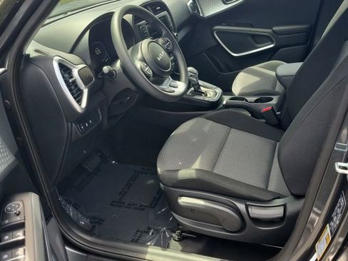 Used 2025 Kia Soul LX w/ LX Technology Package FWD image 16