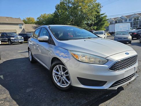 Used 2017 Ford Focus SE w/ Cold Weather Package image 4