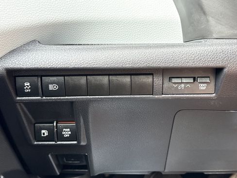 Used 2025 Toyota Sienna XLE FWD image 22