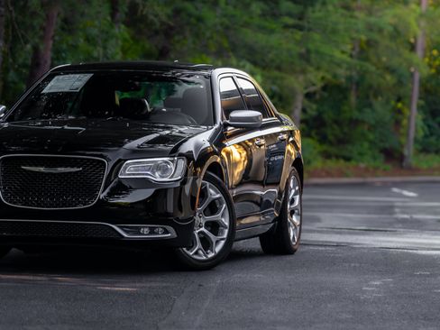 Used 2016 Chrysler 300 C Platinum RWD image 26