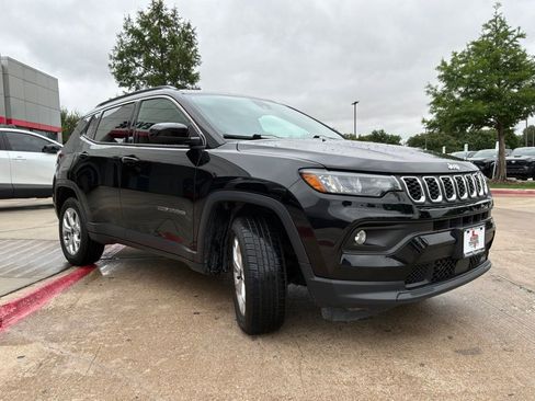 Used 2025 Jeep Compass Latitude AWD/4WD image 4