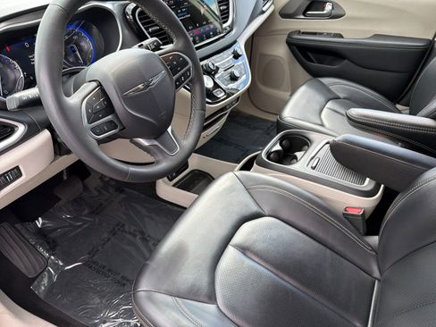 Used 2023 Chrysler Pacifica Touring-L FWD image 9