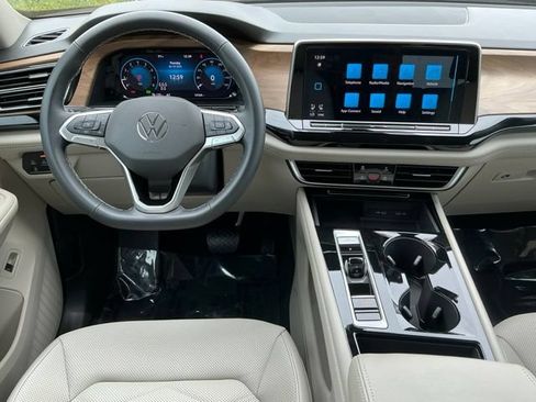 Certified 2024 Volkswagen Atlas SE w/ Black Wheel Package FWD image 12