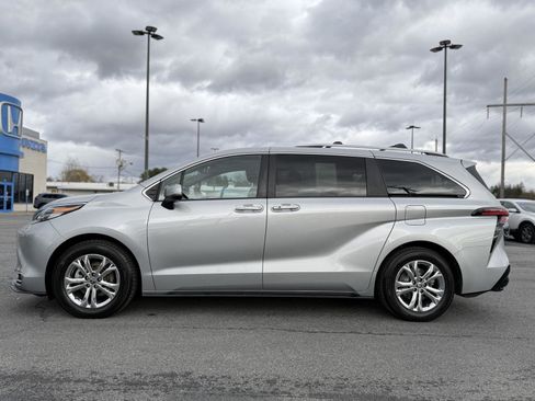 Used 2022 Toyota Sienna Platinum image 8