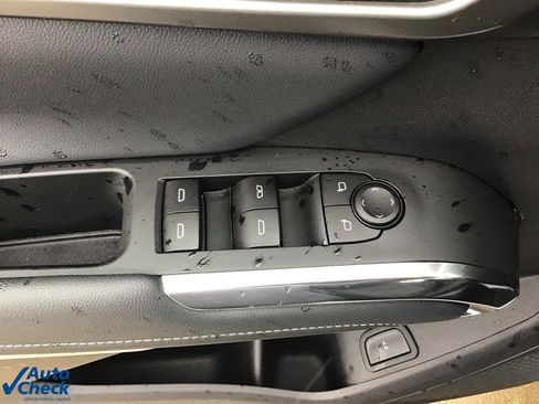 Used 2025 Chevrolet Traverse LT image 32