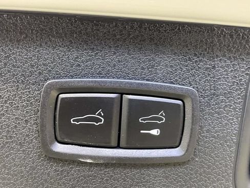 Certified 2024 Porsche Macan AWD/4WD image 21