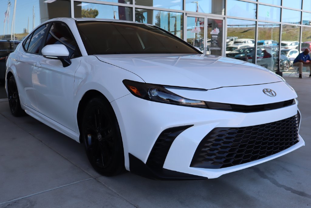Used 2025 Toyota Camry SE FWD image 1