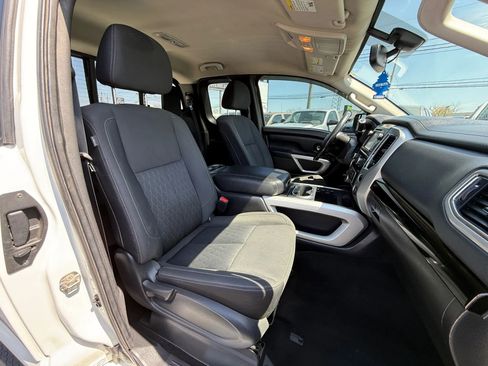 Used 2018 Nissan Titan SV w/ SV Convenience Package image 14