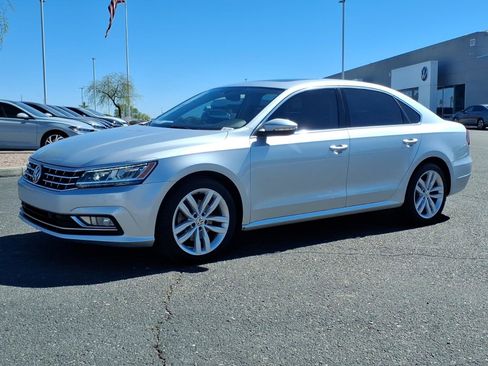 Used 2018 Volkswagen Passat 2.0T SE image 2