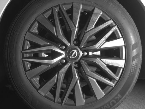 Used 2025 Nissan Altima 2.5 SV FWD image 13