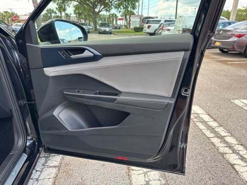 Used 2024 Volkswagen Taos SE image 13