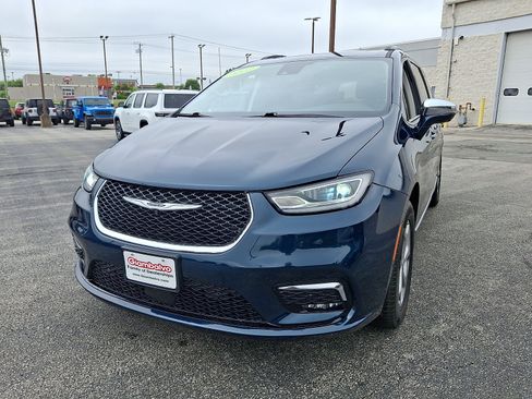 Used 2022 Chrysler Pacifica Limited w/ Uconnect Theater Family Group AWD/4WD image 5