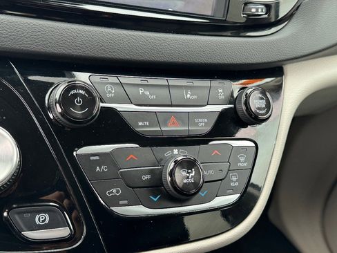 Used 2024 Chrysler Pacifica Touring-L image 33