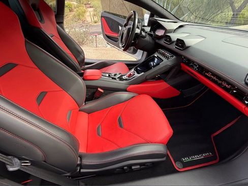 Used 2021 Lamborghini Huracan EVO RWD image 11