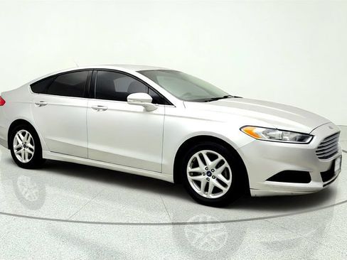Used 2016 Ford Fusion SE FWD image 3