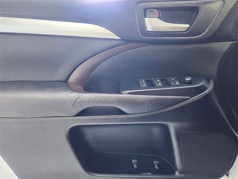 Used 2015 Toyota Highlander XLE image 24