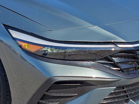 Used 2025 Hyundai Elantra SE FWD image 8
