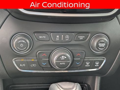 Used 2019 Jeep Cherokee Limited FWD image 19