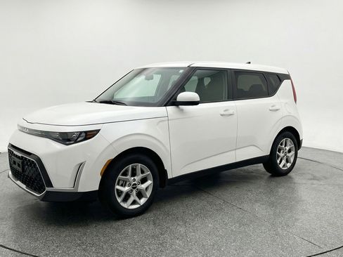 Used 2025 Kia Soul LX w/ LX Technology Package image 3