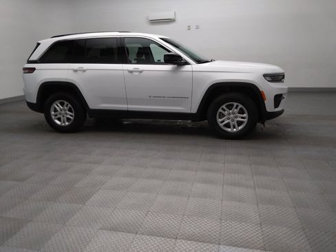 Used 2024 Jeep Grand Cherokee Laredo RWD image 11