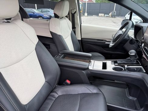 Used 2026 Toyota Sienna Limited AWD/4WD image 18