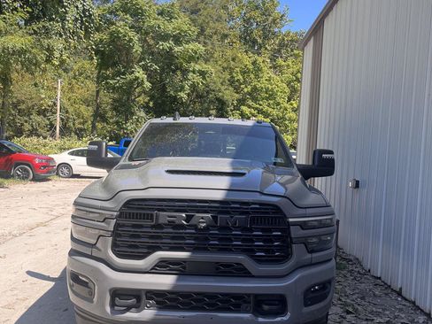 Used 2026 RAM 2500 Limited AWD/4WD image 3