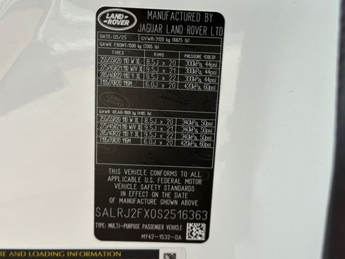Used 2025 Land Rover Discovery S AWD/4WD image 29