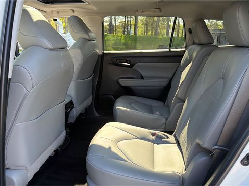 Used 2022 Toyota Highlander XLE AWD/4WD image 11