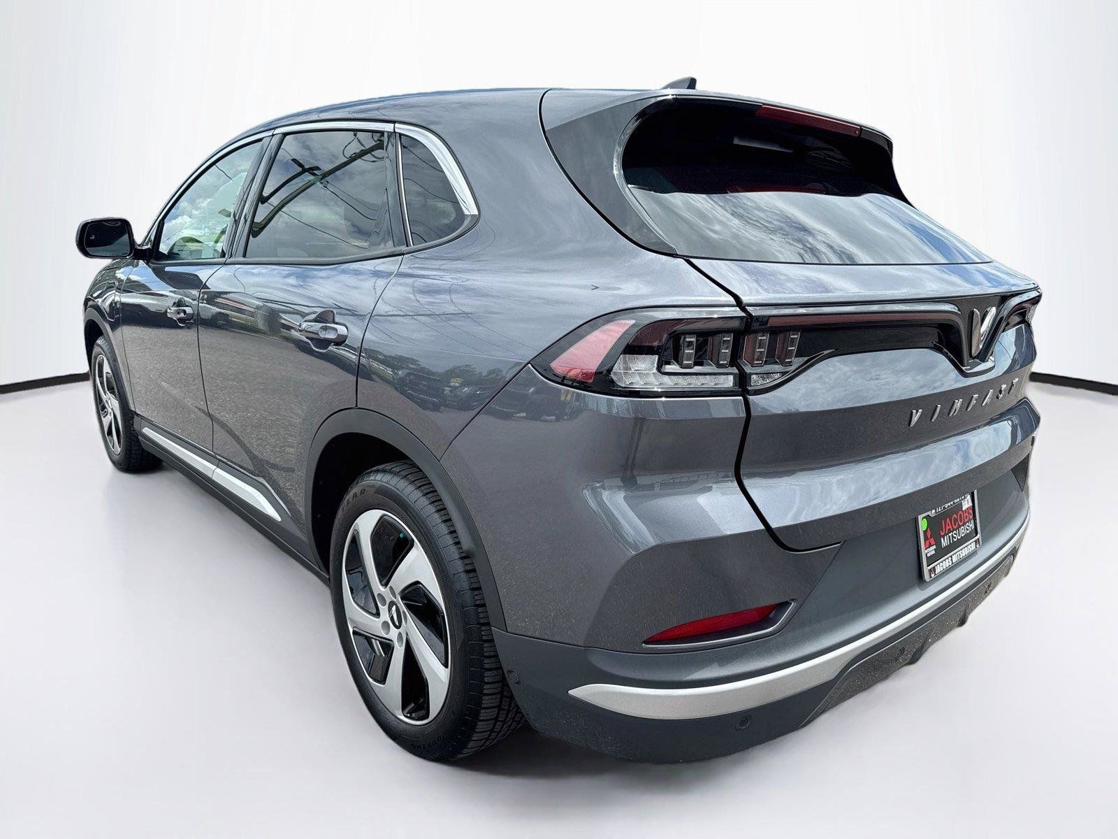 Used 2025 VinFast VF 8 Eco AWD/4WD image 3