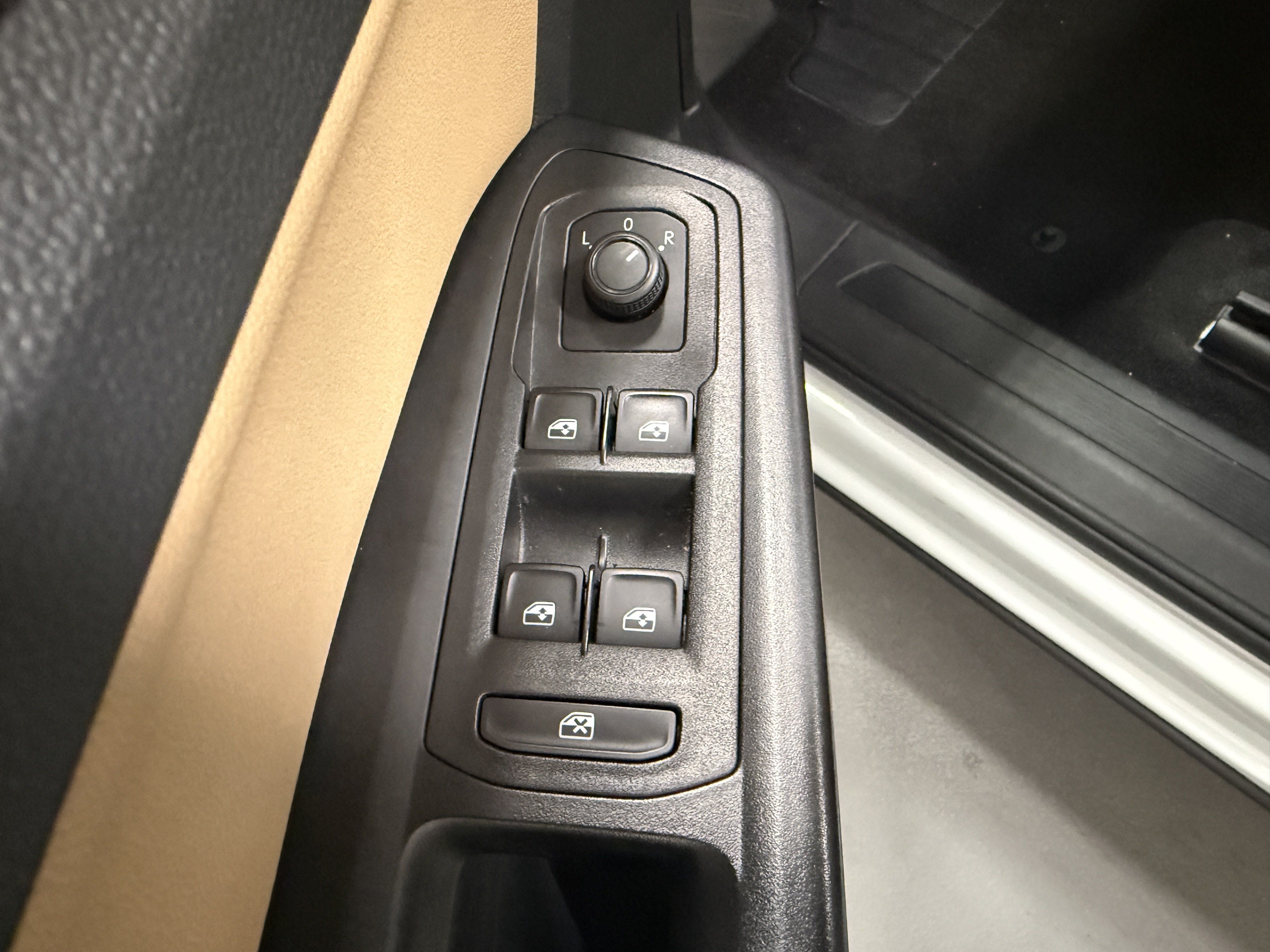 Certified 2020 Volkswagen Atlas Cross Sport SE w/ Panoramic Sunroof Package AWD/4WD image 20