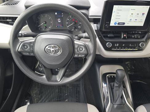 Used 2025 Toyota Corolla LE FWD image 11